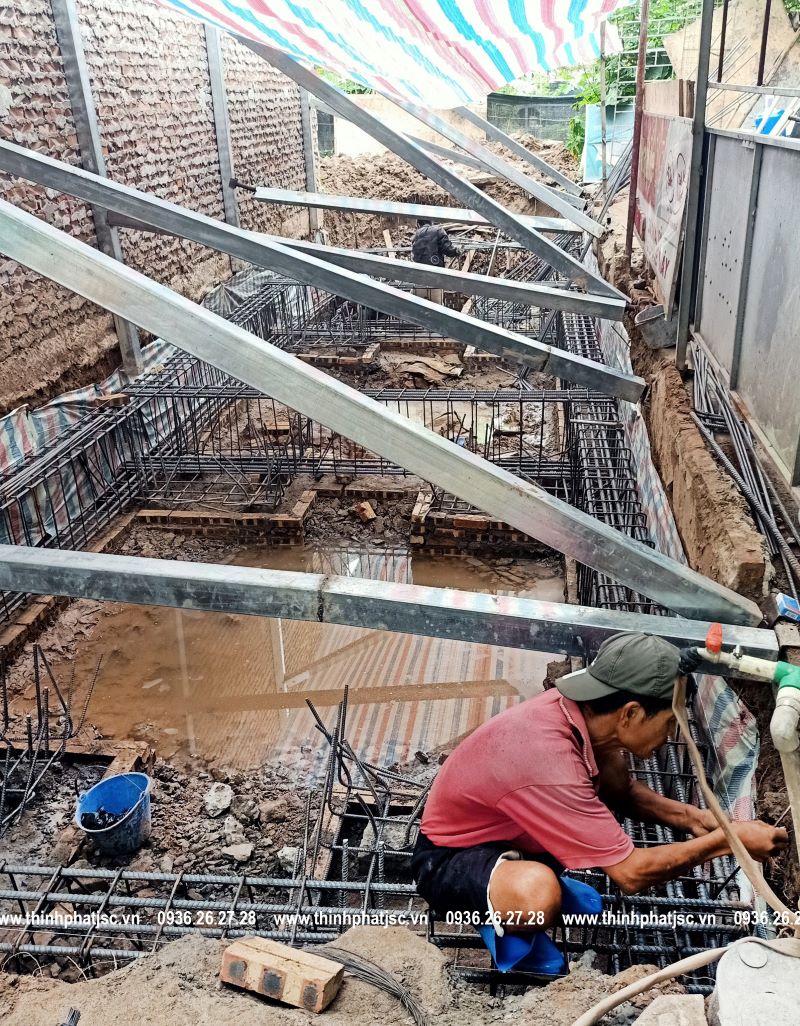 xây nhà trọn gói quận Long Biên anh Quân giang biên móng 1