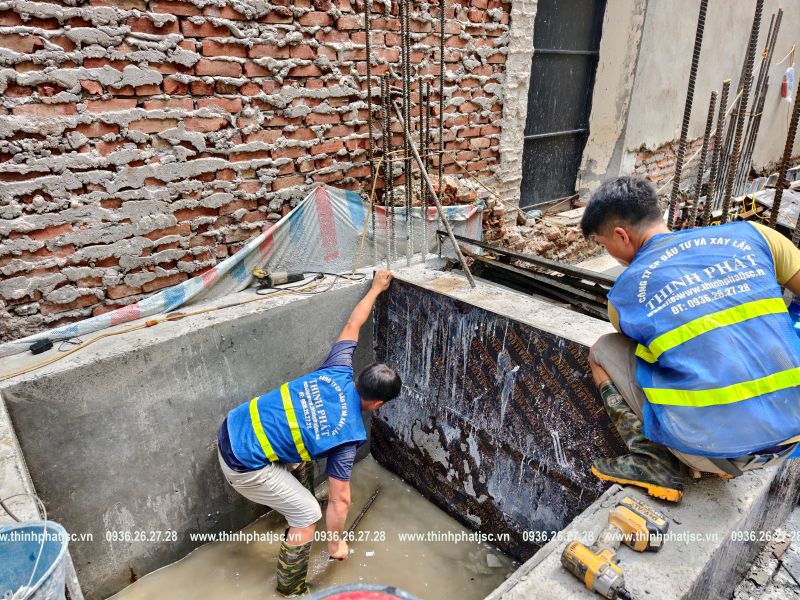 Hình ảnh tháo dỡ ván khuôn móng tại công trình Vũ Tông Phan, Khương Đình