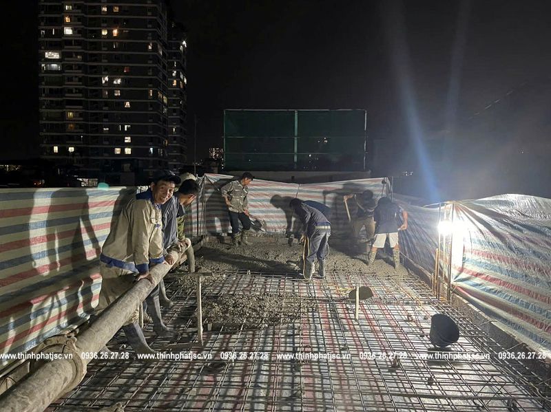Hình ảnh thi công bê tông mái 4 tại công trình ngõ Hoà Bình 1 | Xây nhà trọn gói